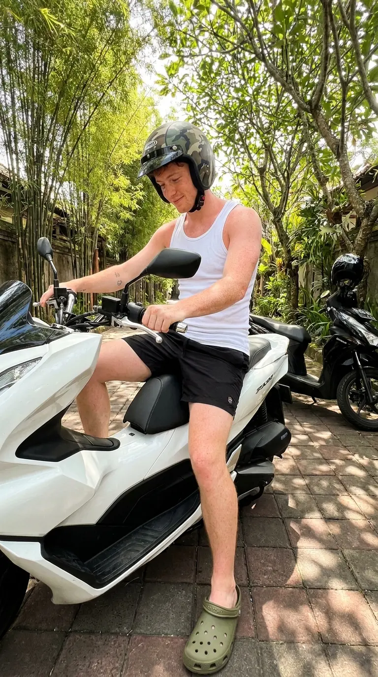 Pelanggan motoranbali bersama motor sewaan, foto 1