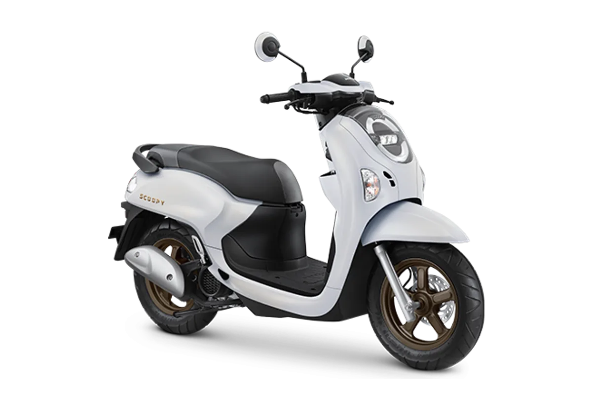Honda New Scoopy warna putih dengan velg cokelat, tampak depan samping