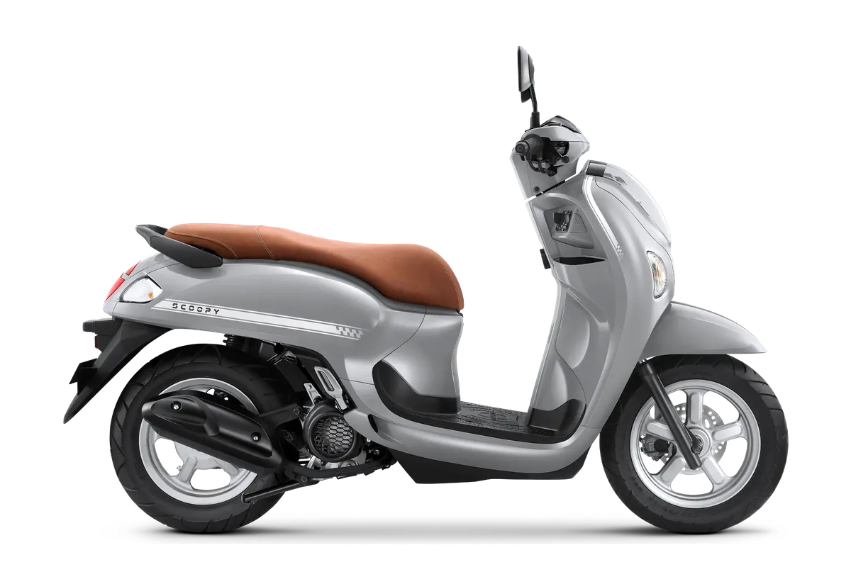 Honda Scoopy warna silver dengan jok cokelat, tampak samping