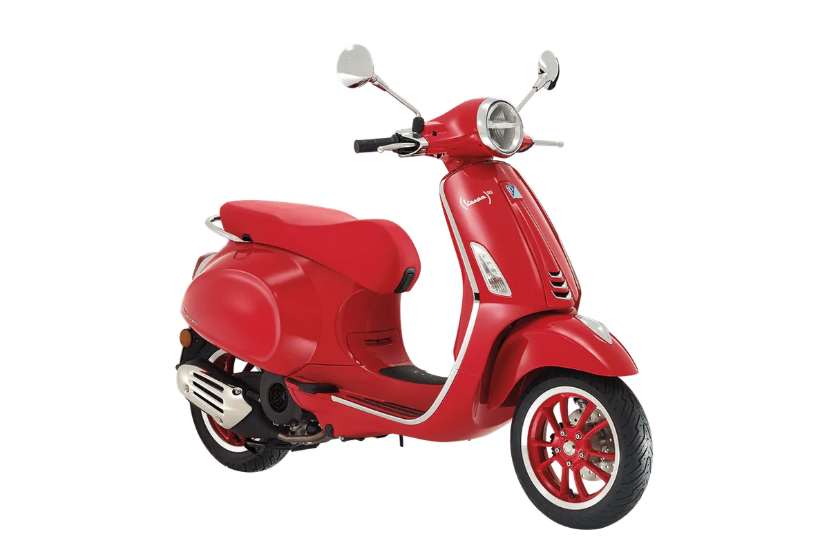 Vespa Primavera warna merah, tampak depan samping