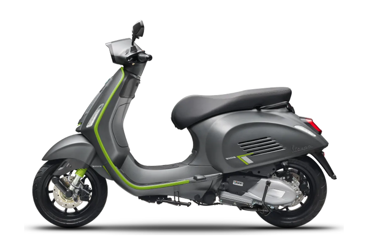 Vespa Sprint S warna abu-abu, tampak samping