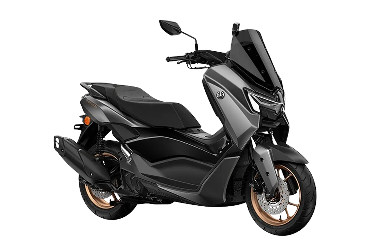 Yamaha New NMAX warna abu-abu gelap dengan velg tembaga, tampak depan samping