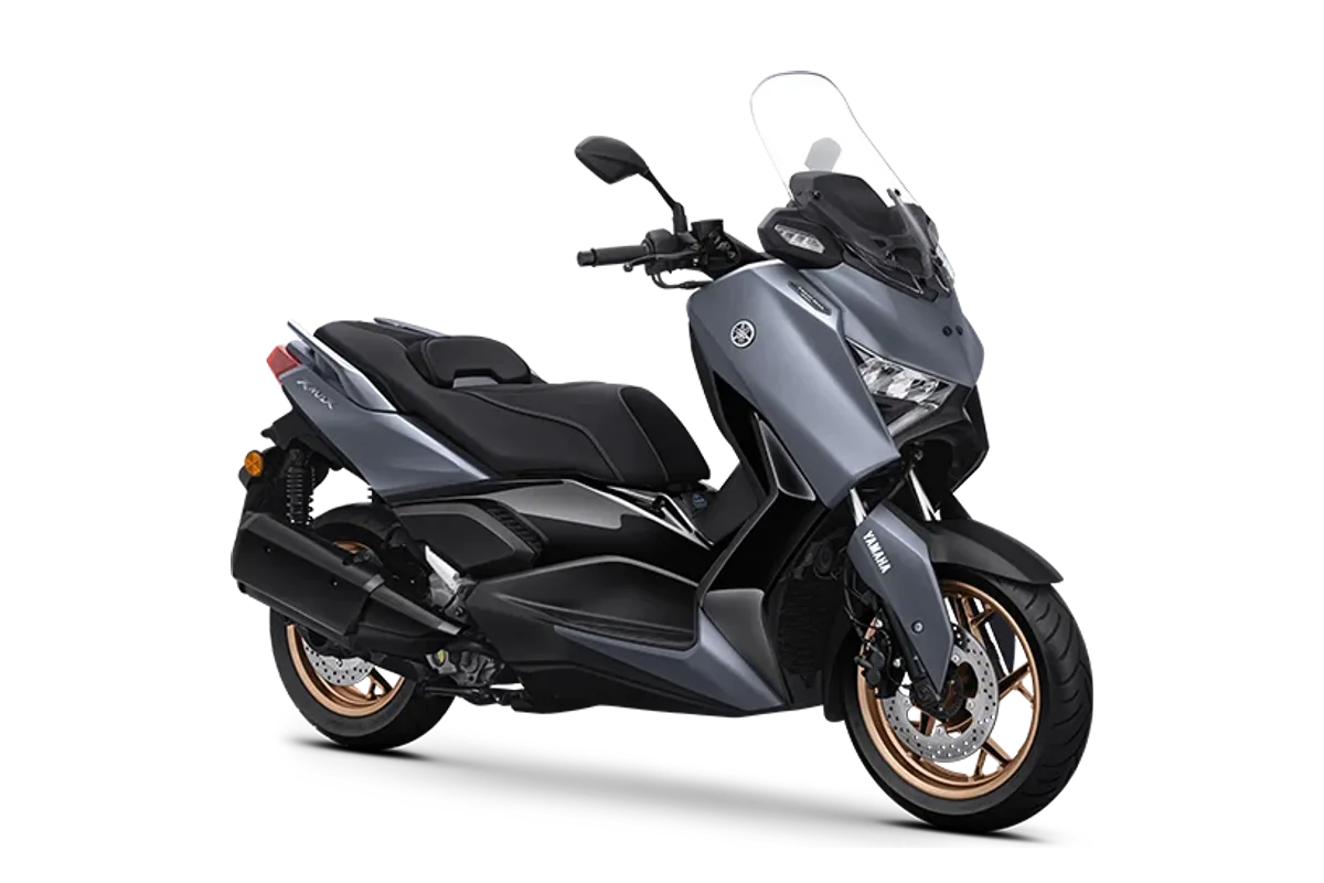 Yamaha New XMAX warna abu-abu dengan velg tembaga, tampak depan samping